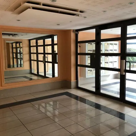 Apartment A Deux Pas Du Port, Ideal Pour Famille Frejus
